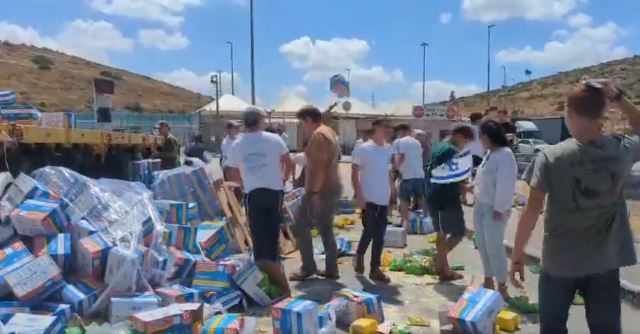 פורעים יהודיים בזזו חבילות מזון וחסמו משאיות סיוע לעזה